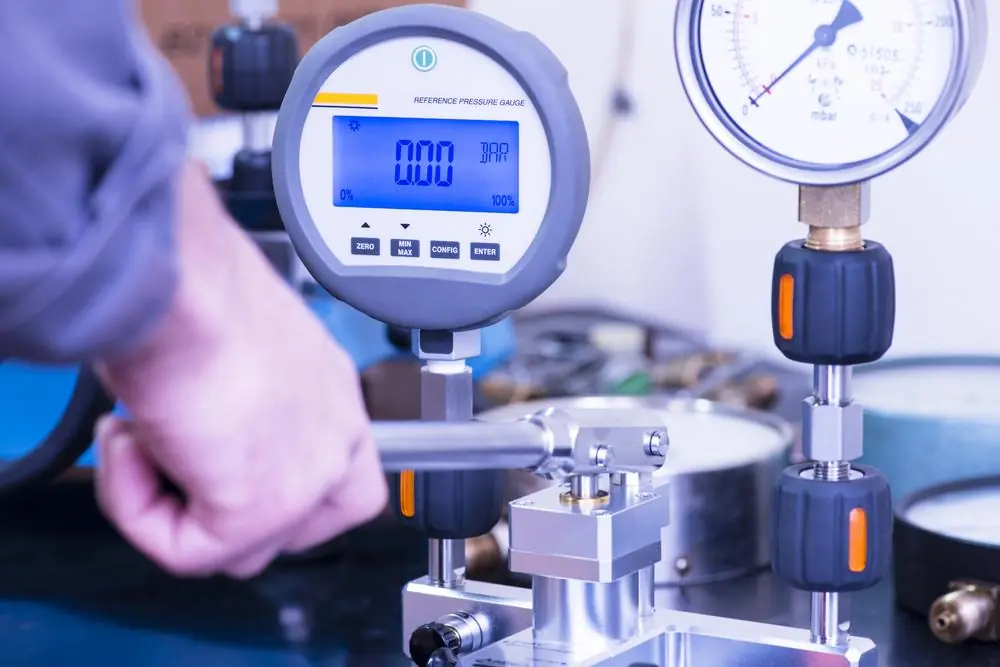 Digital gauge and dial indicator in a measurement setup